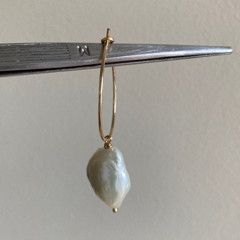 Single Keshi pearl. (Hoop or hook)